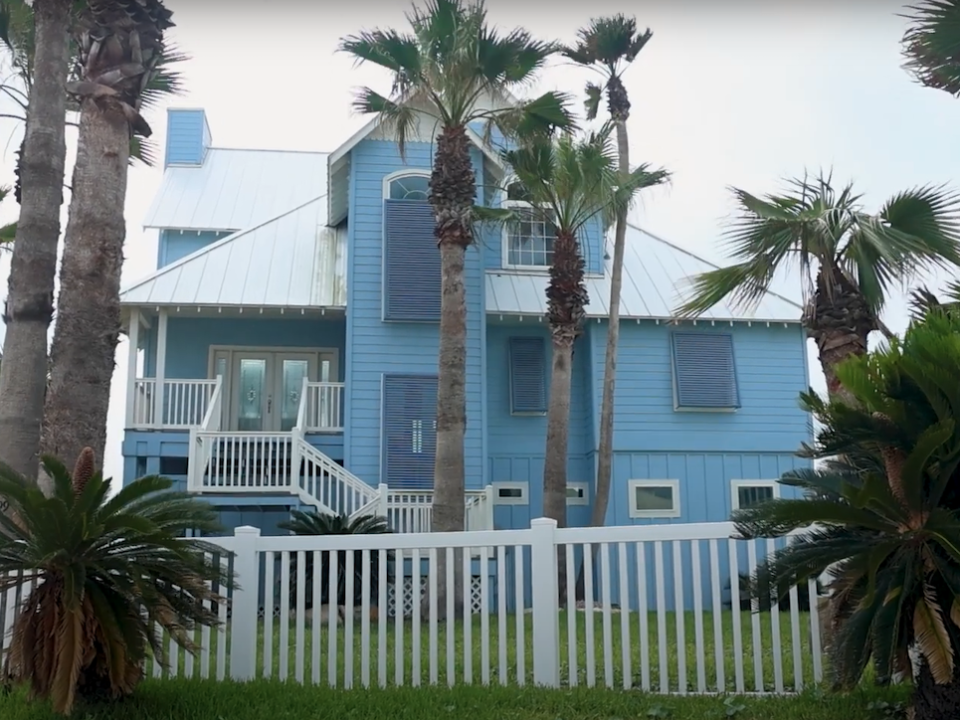 D&C Fence Company Chooses Country Estate for Vinyl Fencing